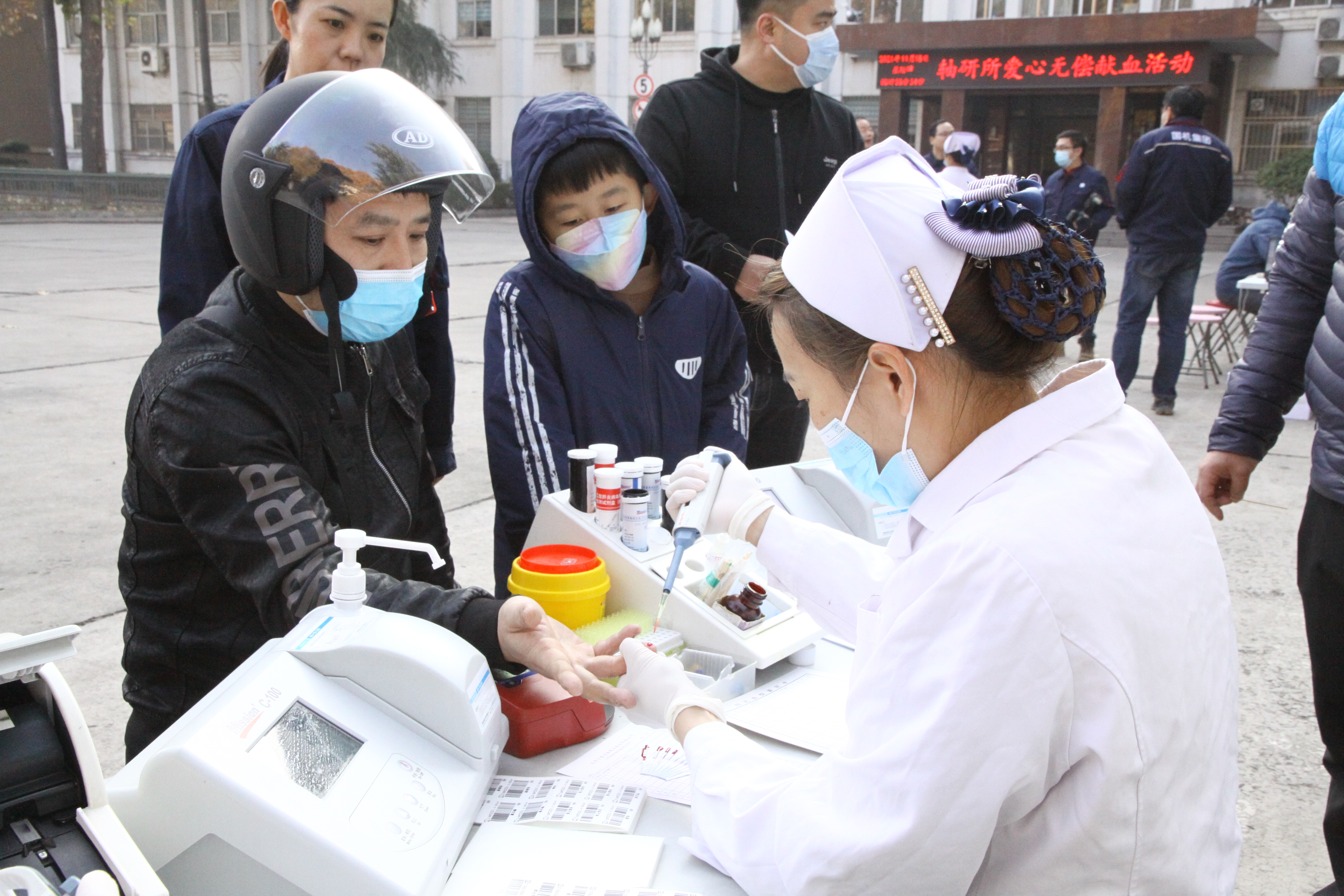 践行国企社会继续、用爱心为生命加油——轴研所开展应急献血运动-洛阳轴承