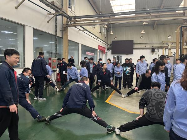 公司慰问驻厂职工开展意见意义运动会-洛阳轴承