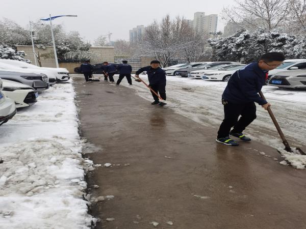 扫雪除冰我先行，，，，，，冰雪更映党旗红-洛阳轴承