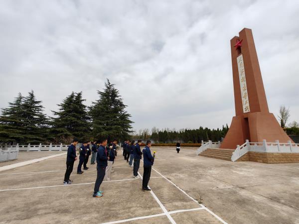 祭祀英烈忠魂，，，，，凝聚奋进实力——轴研所下层党组织开展主题党日、团日运动-洛阳轴承